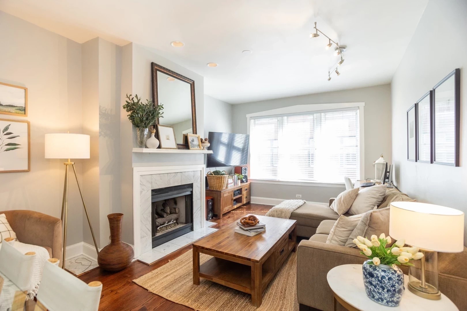 2026 N Burling Street Unit: 208