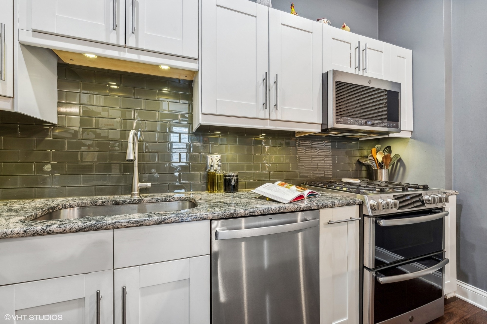 3055 N Seminary Avenue Unit: 3S