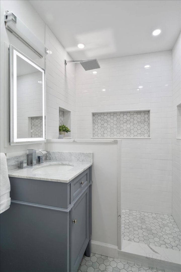 2228 Central Street Unit: 3