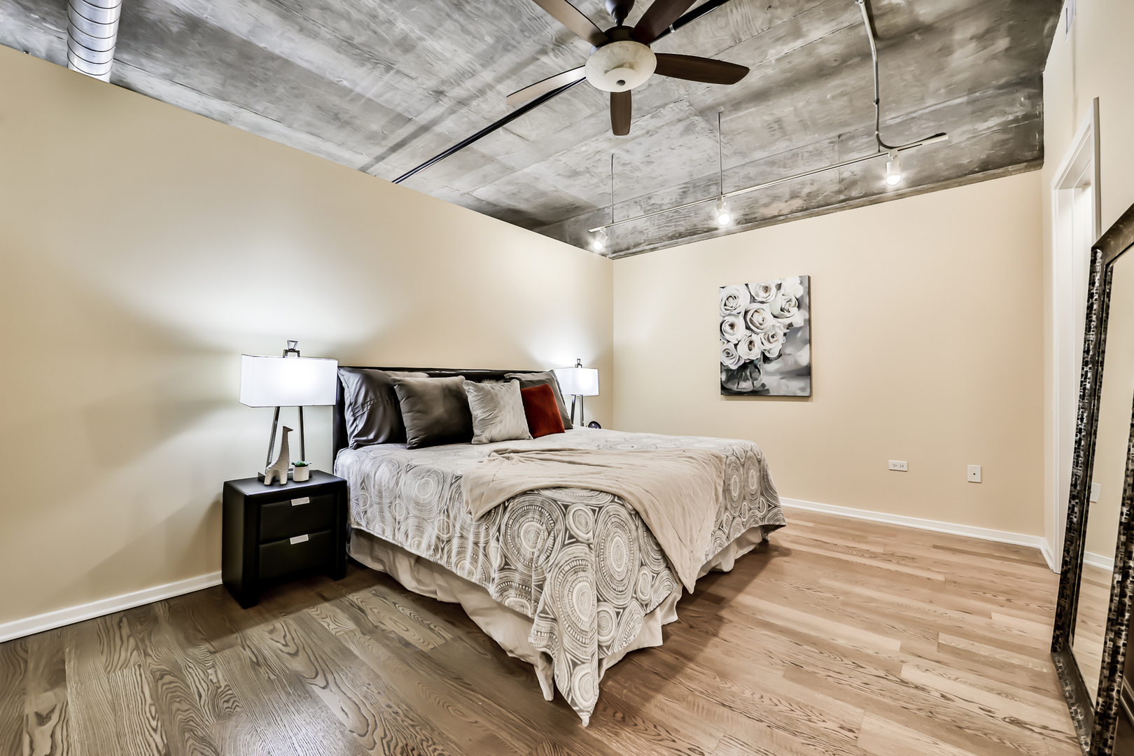 240 E ILLINOIS Street Unit: 502