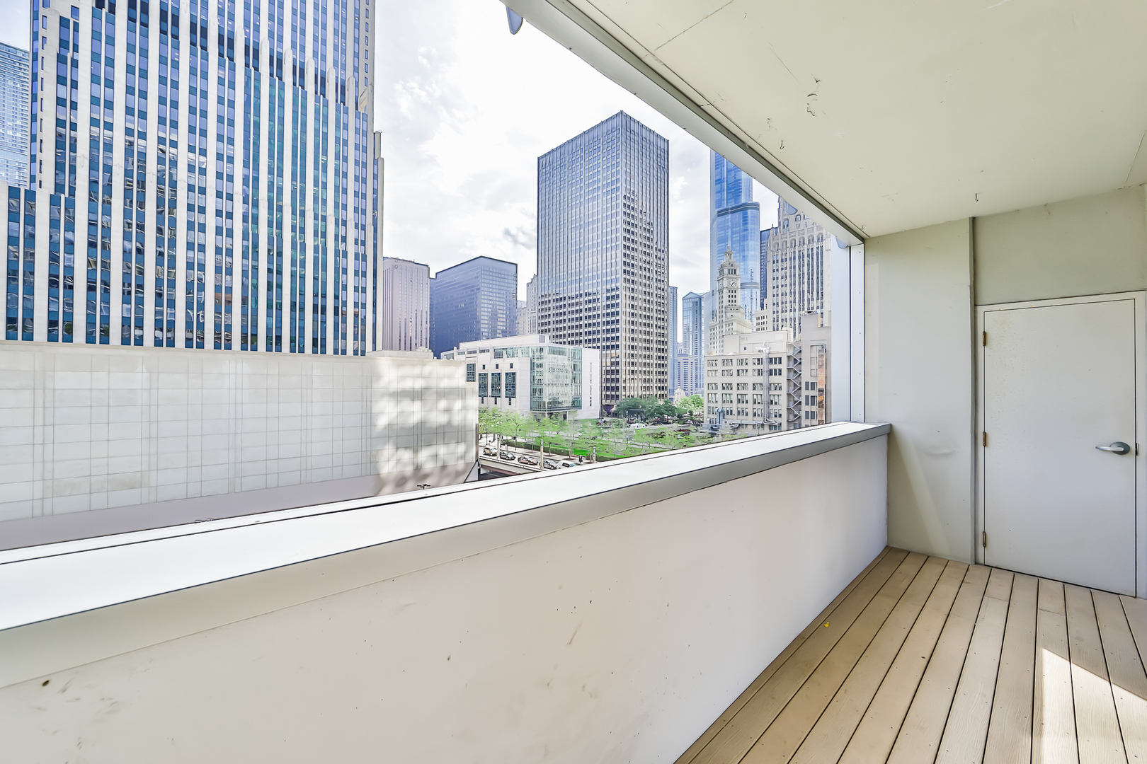 240 E ILLINOIS Street Unit: 502