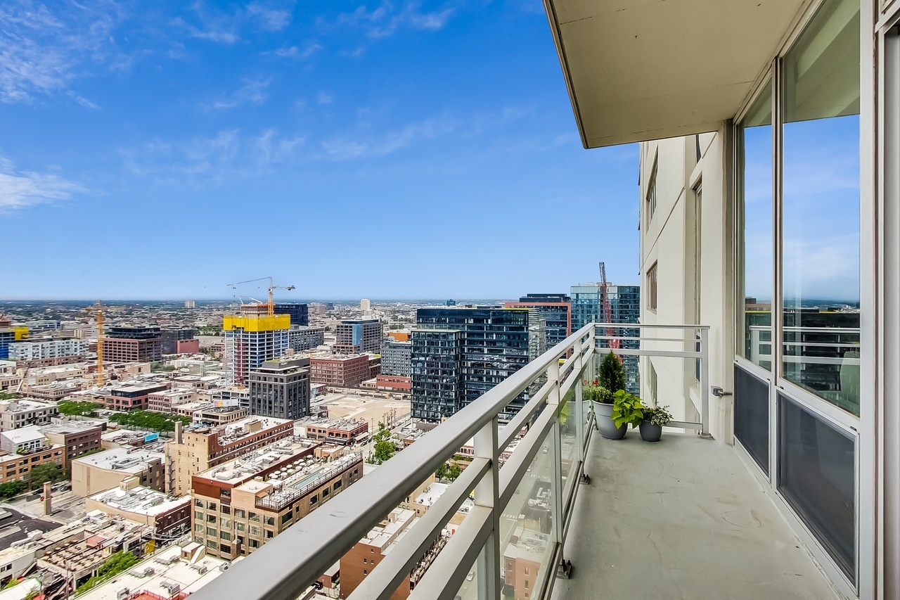 737 W Washington Boulevard Unit: 2710