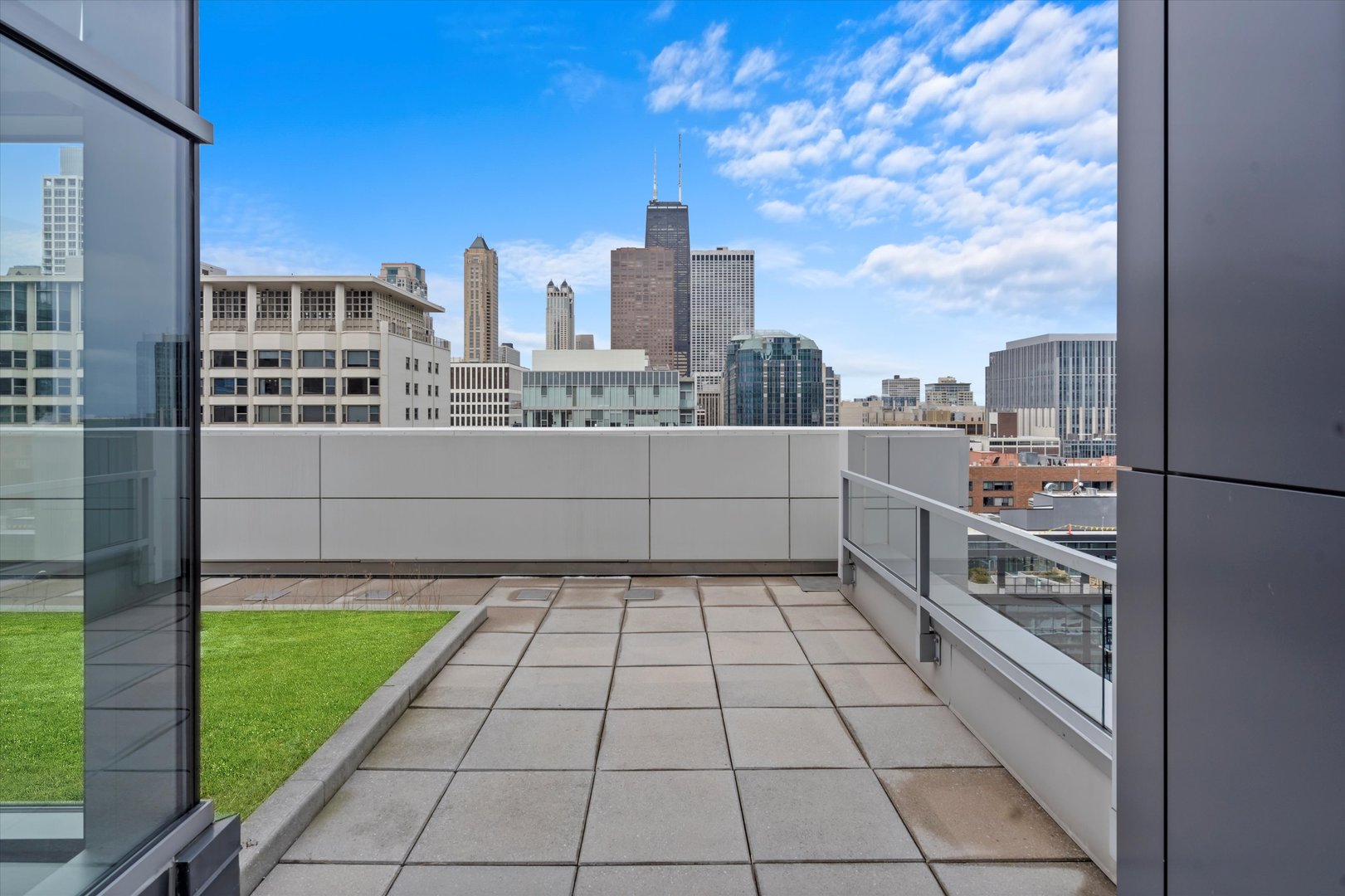 160 E ILLINOIS Street Unit: 1403