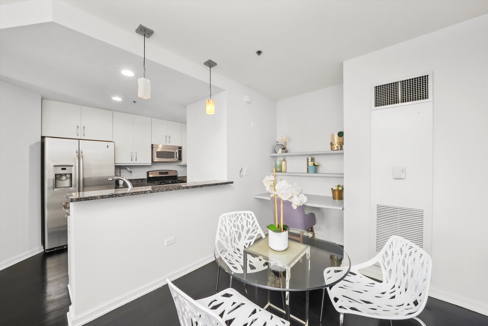 160 E ILLINOIS Street Unit: 1403