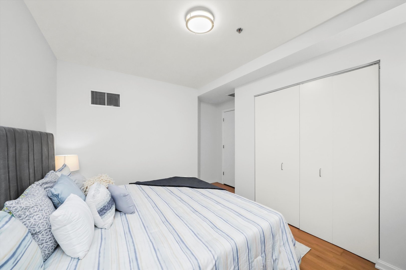 160 E ILLINOIS Street Unit: 1403