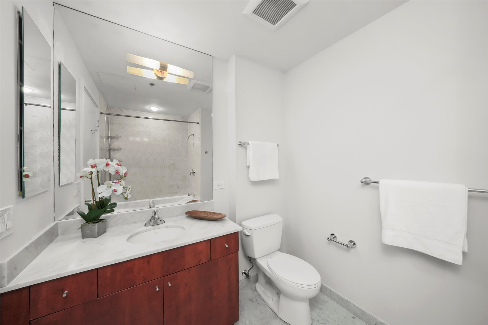 160 E ILLINOIS Street Unit: 1403