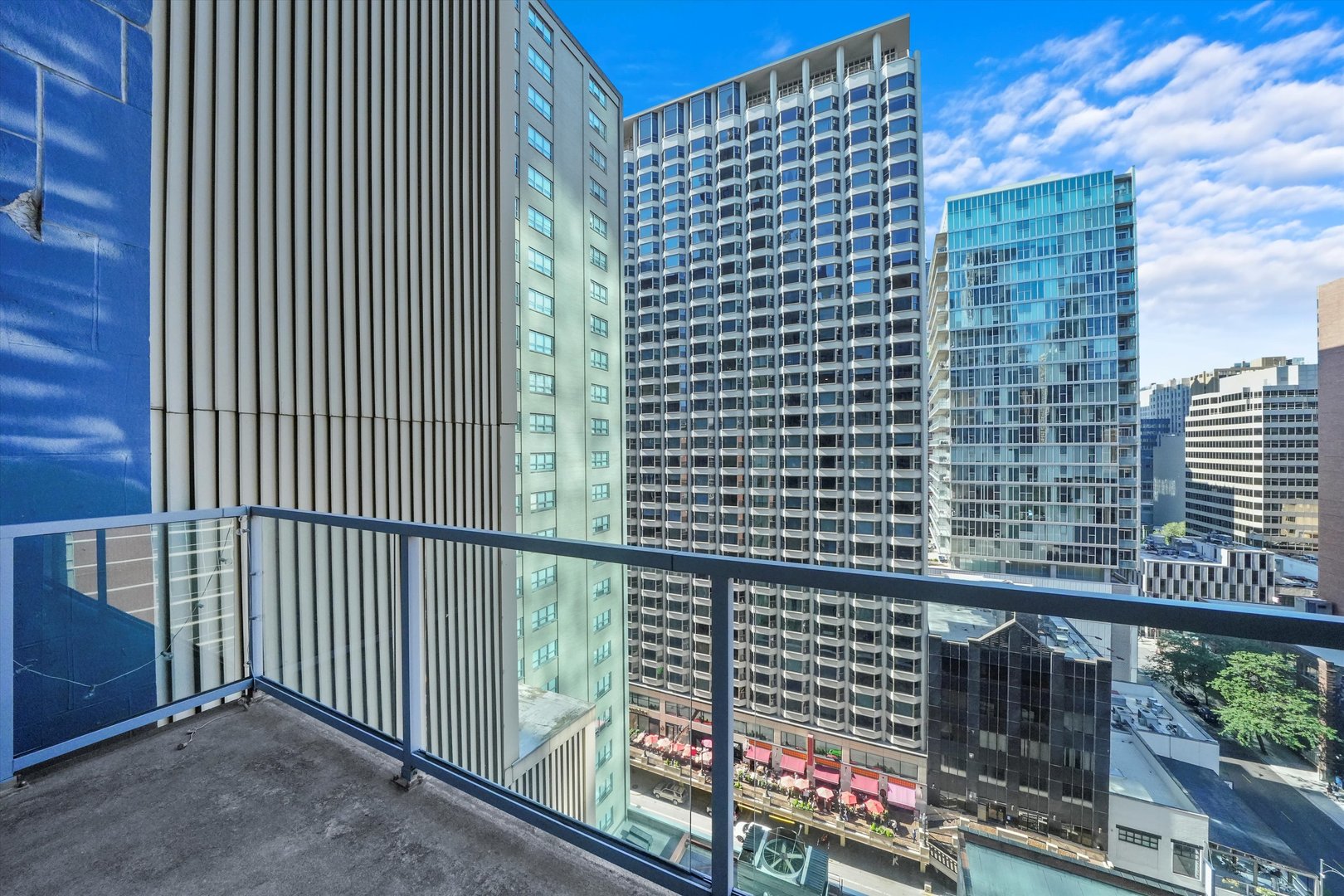 160 E ILLINOIS Street Unit: 1403