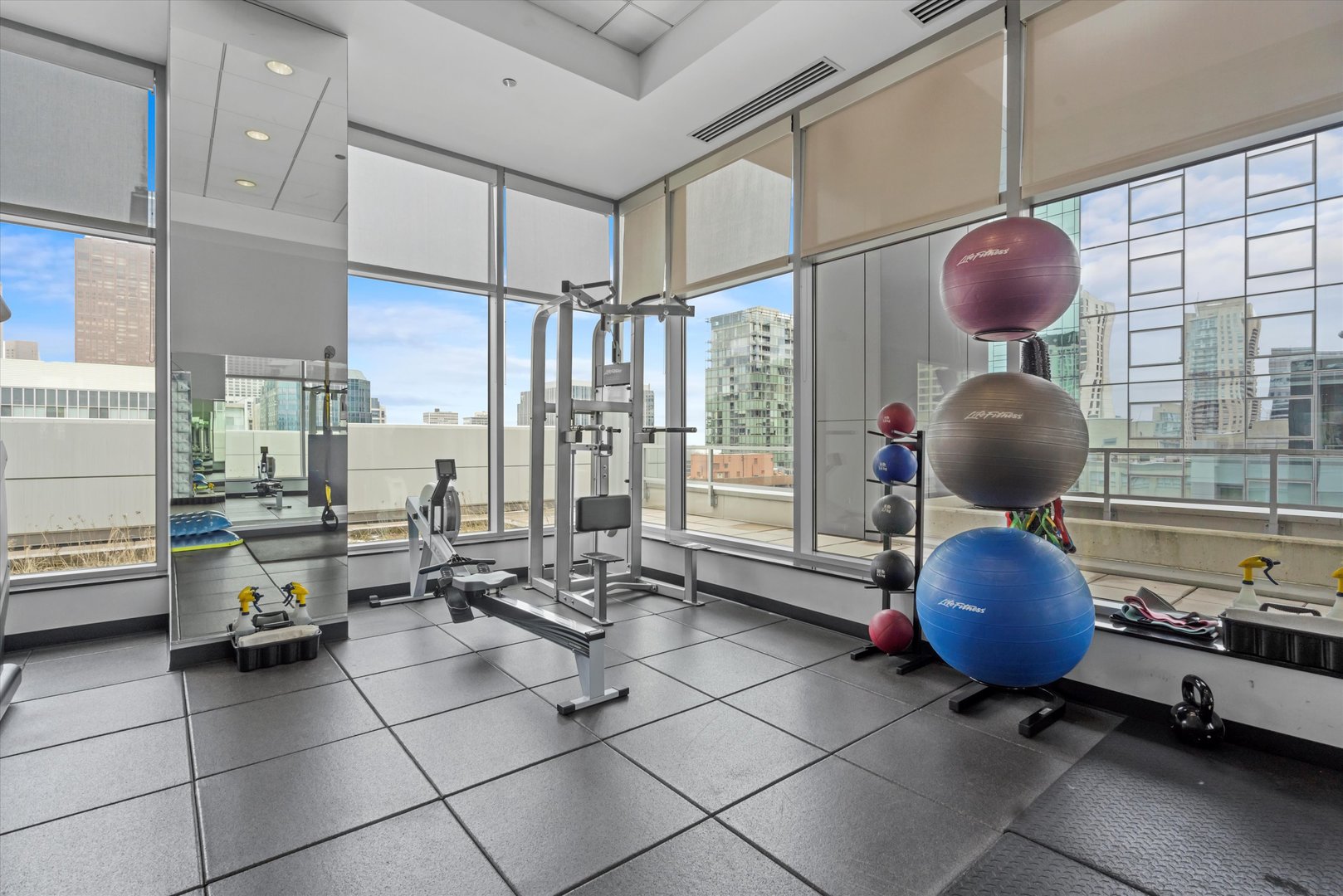 160 E ILLINOIS Street Unit: 1403