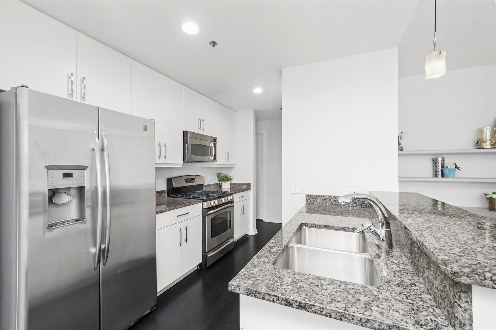 160 E ILLINOIS Street Unit: 1403