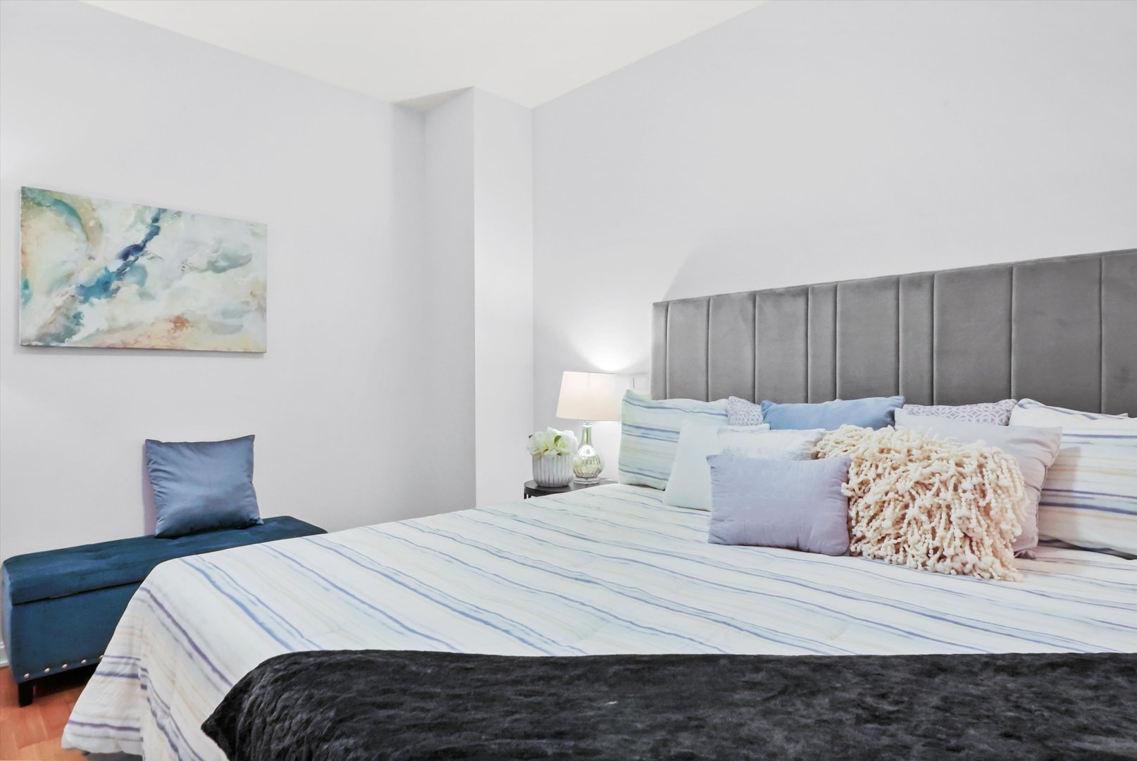 160 E ILLINOIS Street Unit: 1403