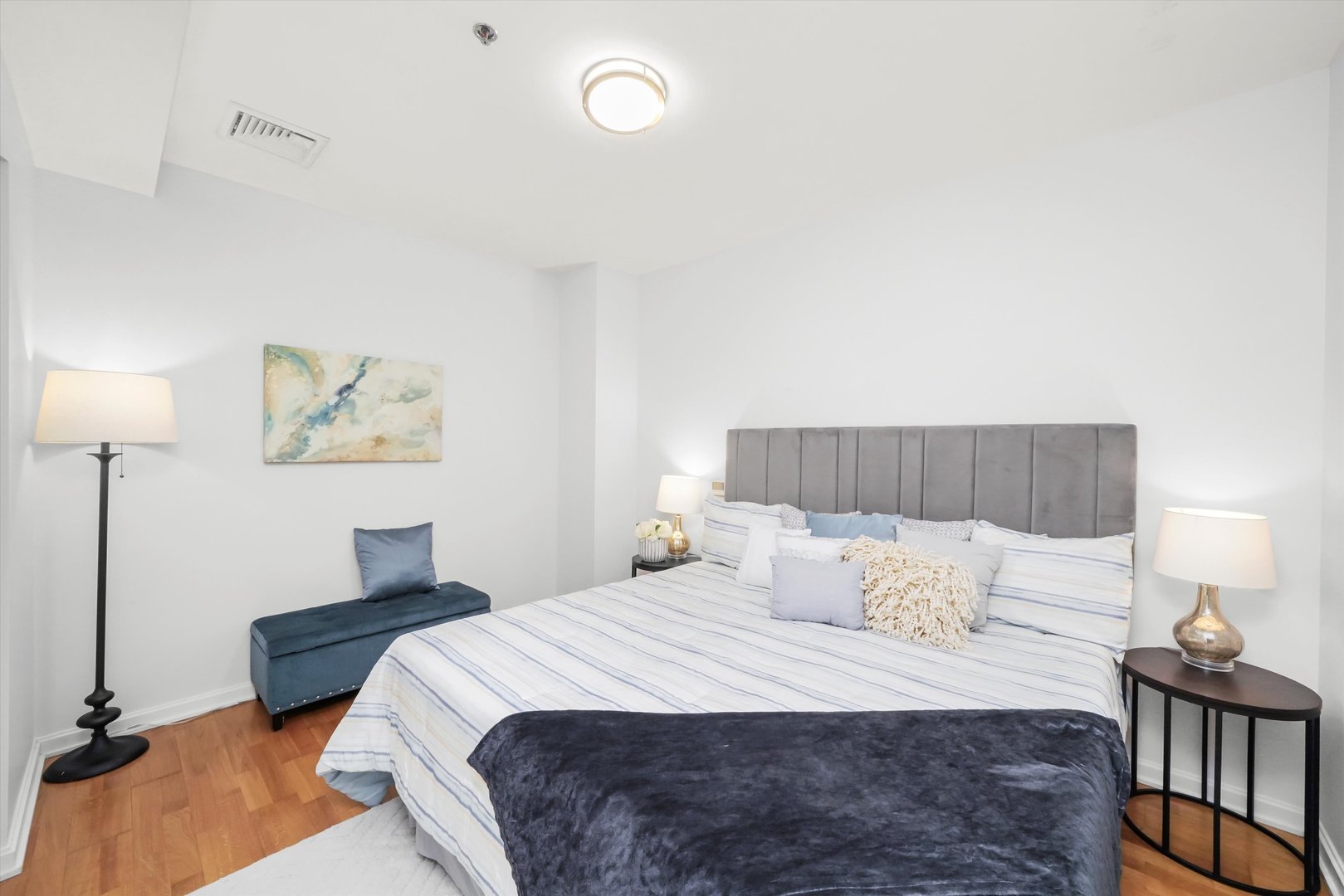 160 E ILLINOIS Street Unit: 1403