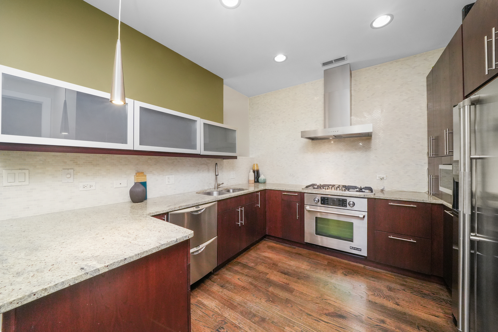 947 N Ashland Avenue Unit: 2N