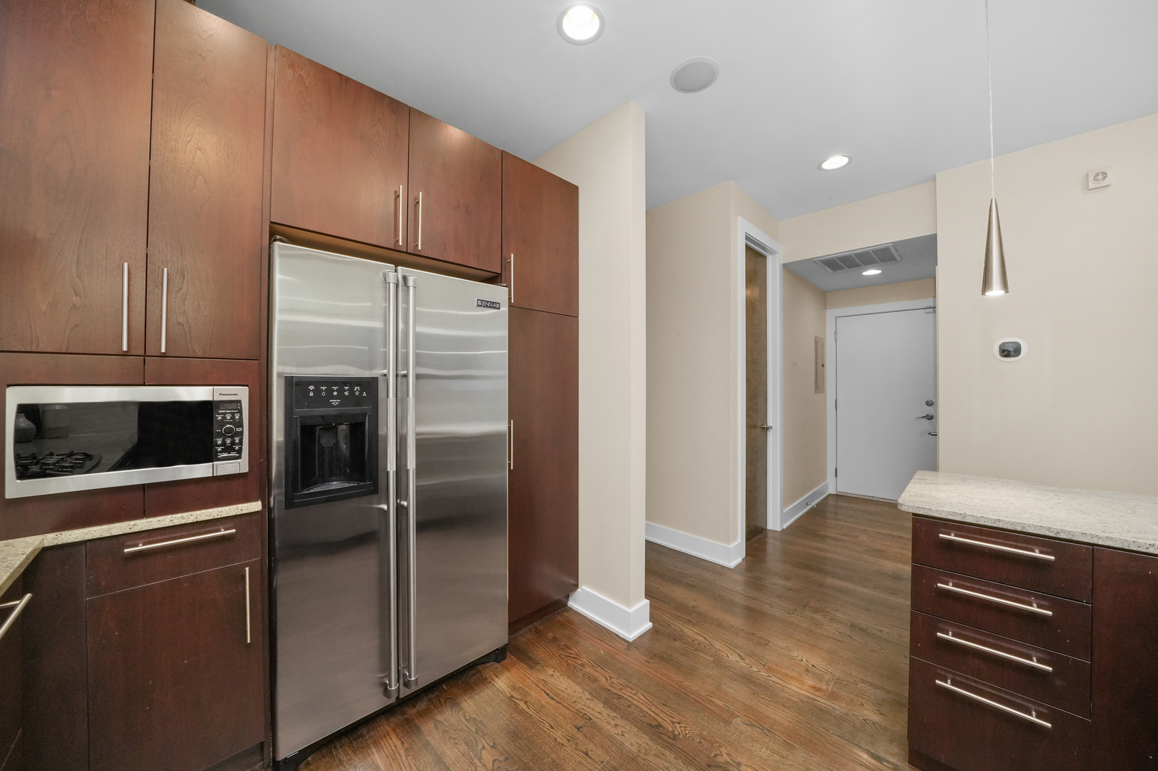 947 N Ashland Avenue Unit: 2N