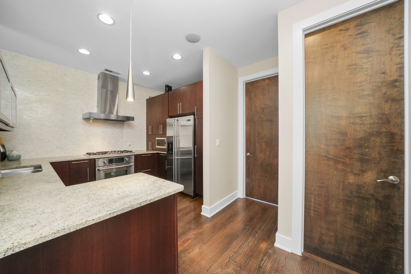 947 N Ashland Avenue Unit: 2N