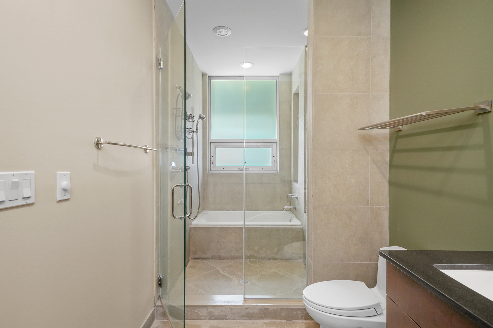 947 N Ashland Avenue Unit: 2N