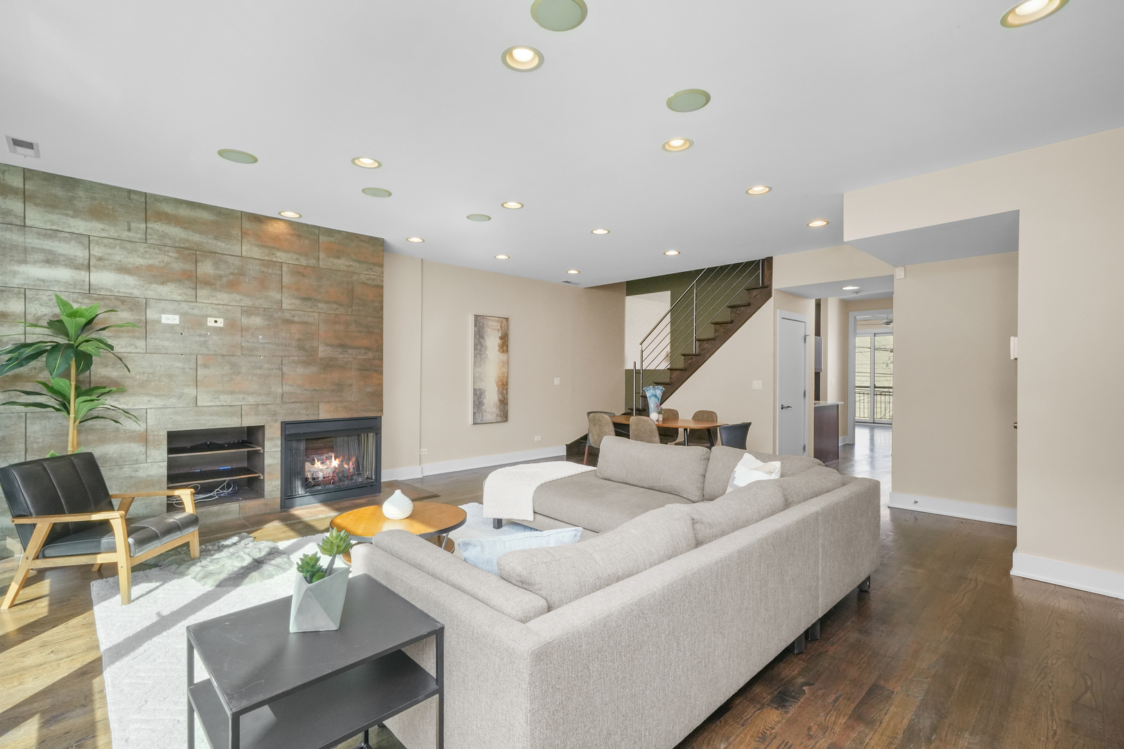 947 N Ashland Avenue Unit: 2N
