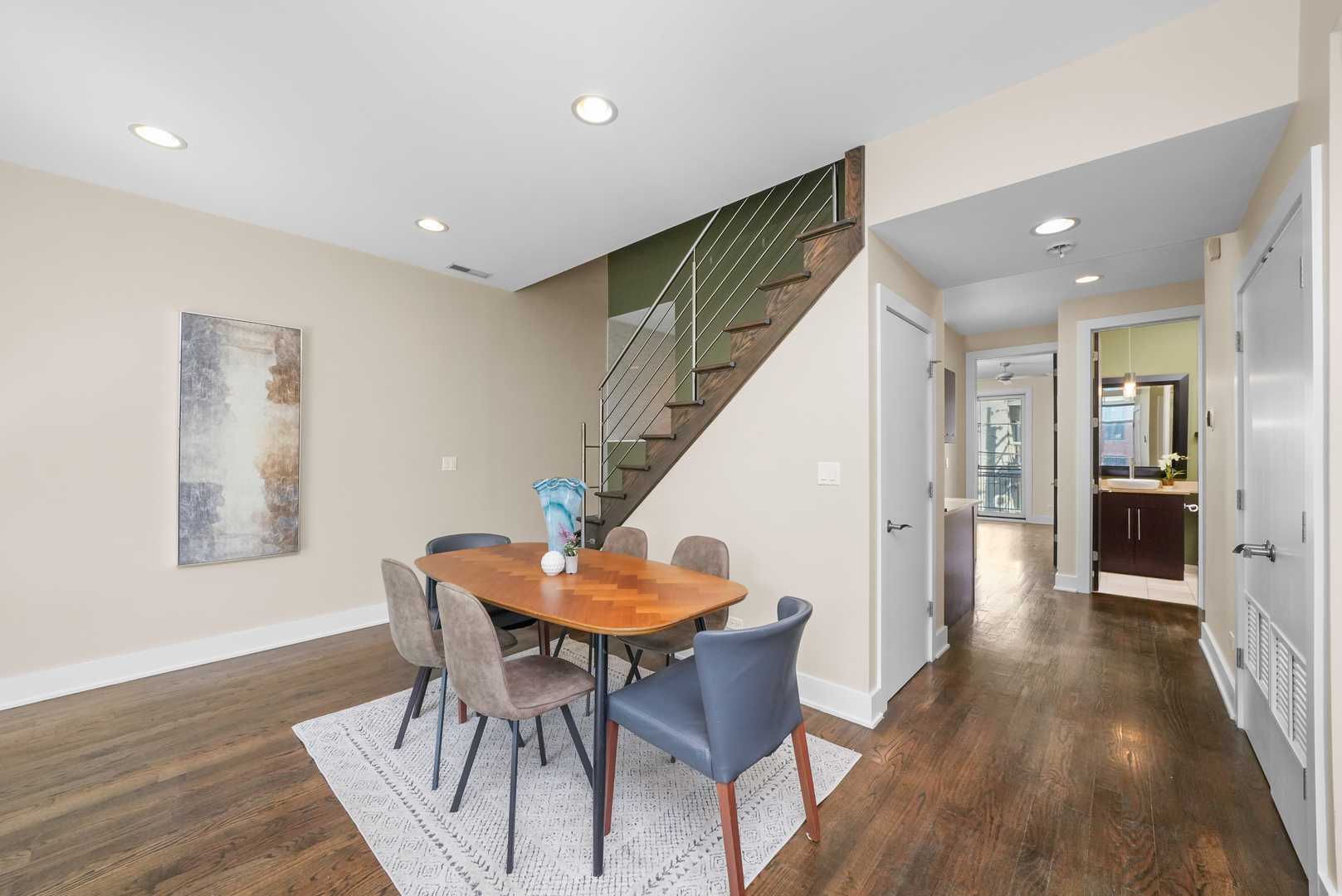 947 N Ashland Avenue Unit: 2N
