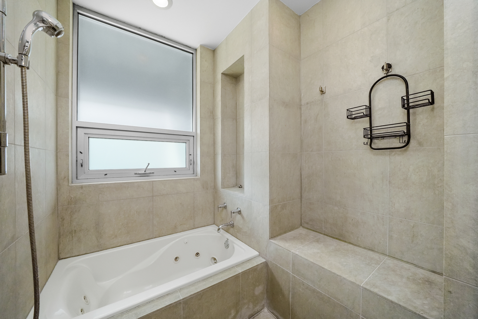 947 N Ashland Avenue Unit: 2N