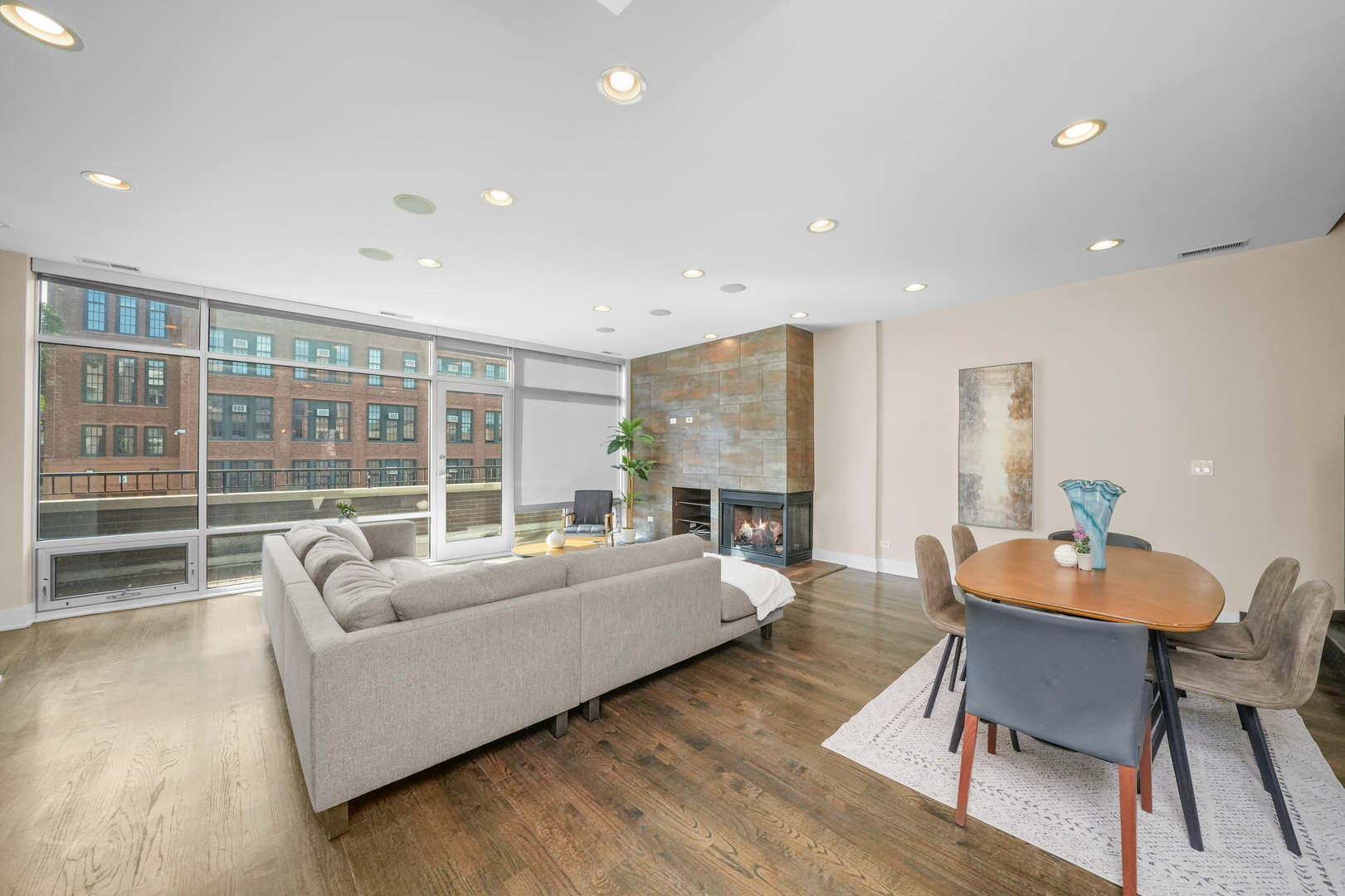 947 N Ashland Avenue Unit: 2N