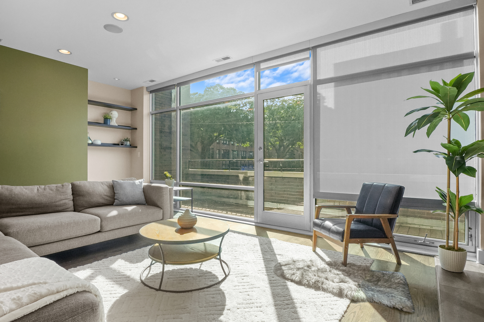 947 N Ashland Avenue Unit: 2N