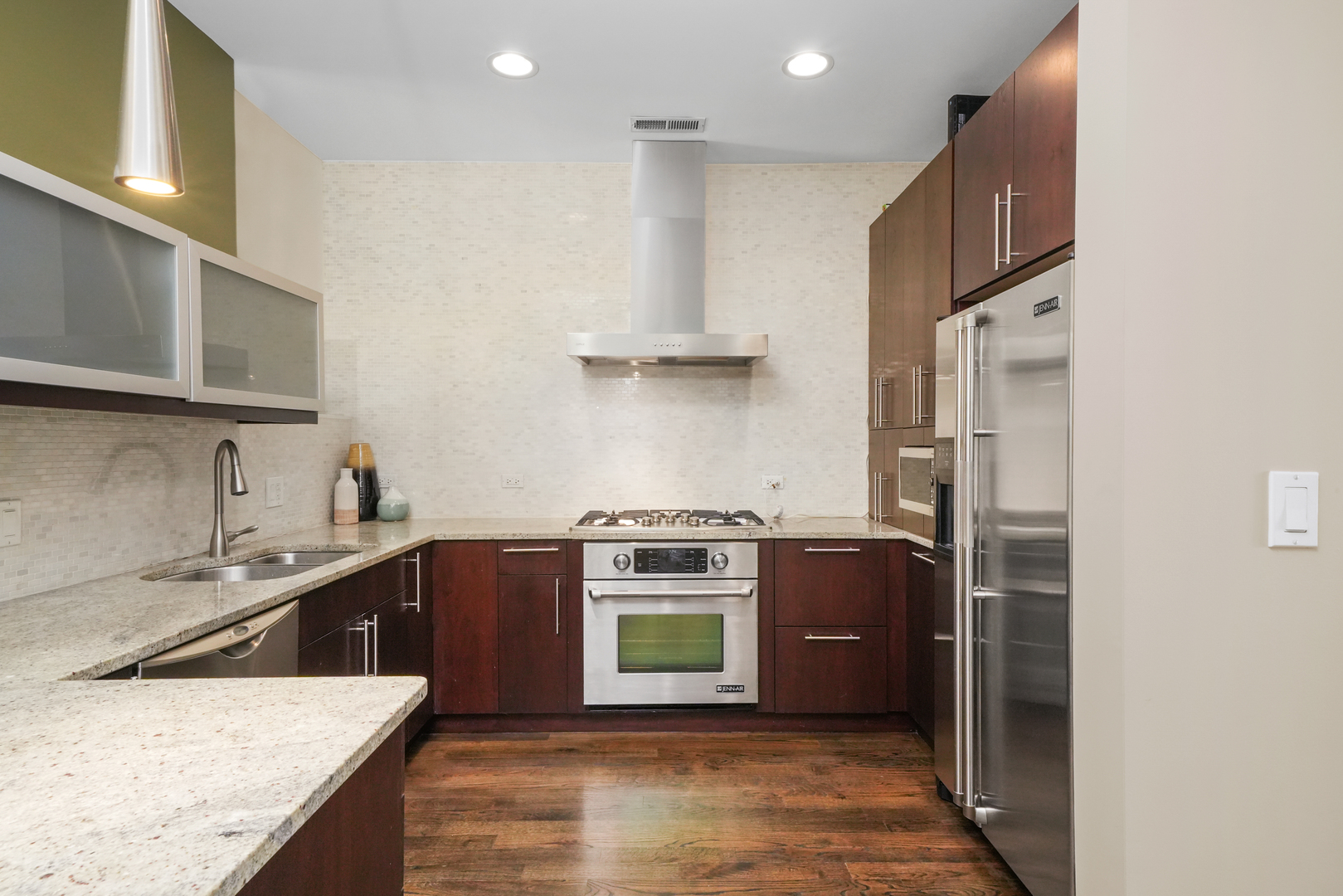 947 N Ashland Avenue Unit: 2N