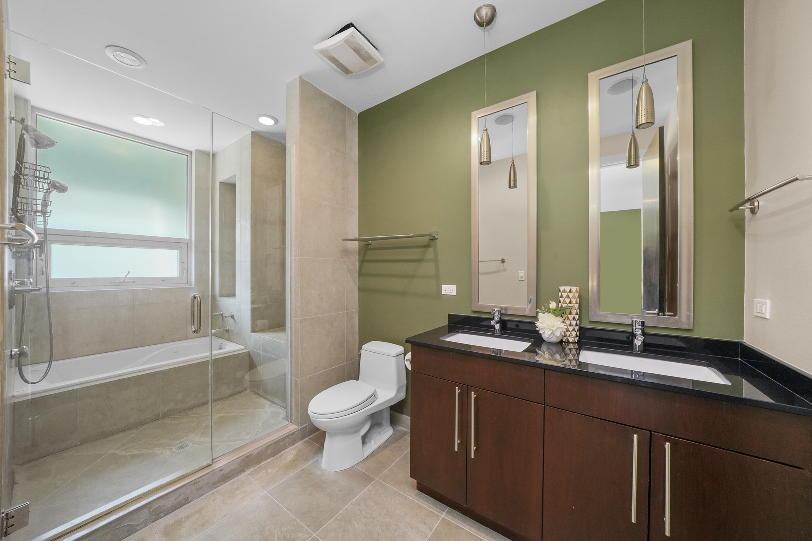 947 N Ashland Avenue Unit: 2N