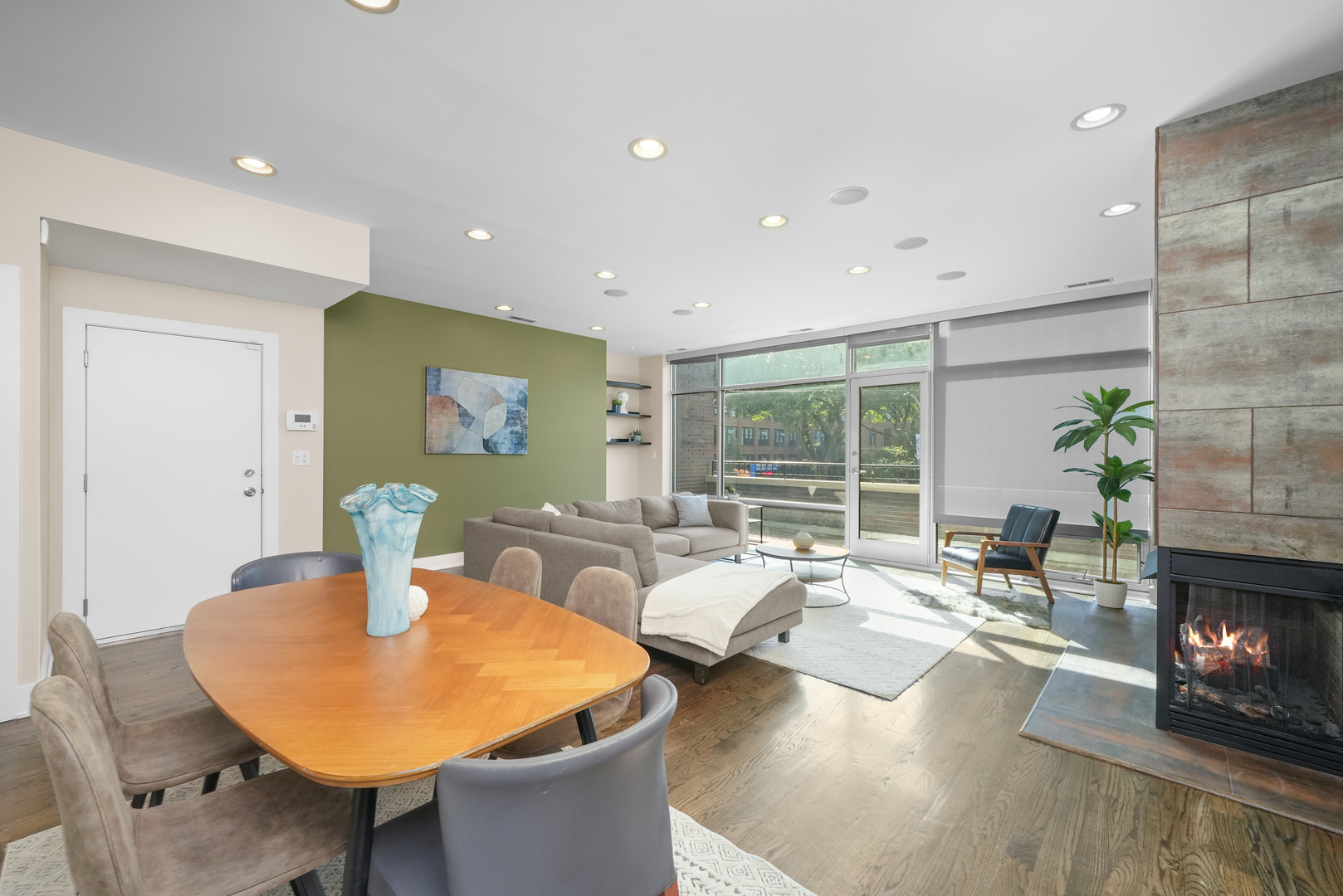 947 N Ashland Avenue Unit: 2N