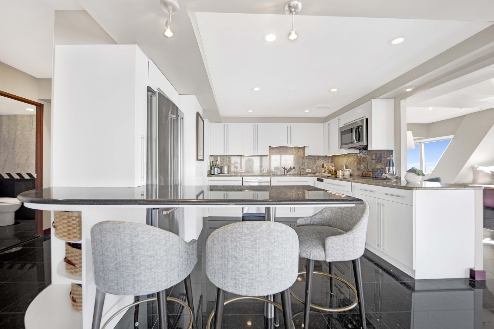 175 E Delaware Place Unit: 8606-07