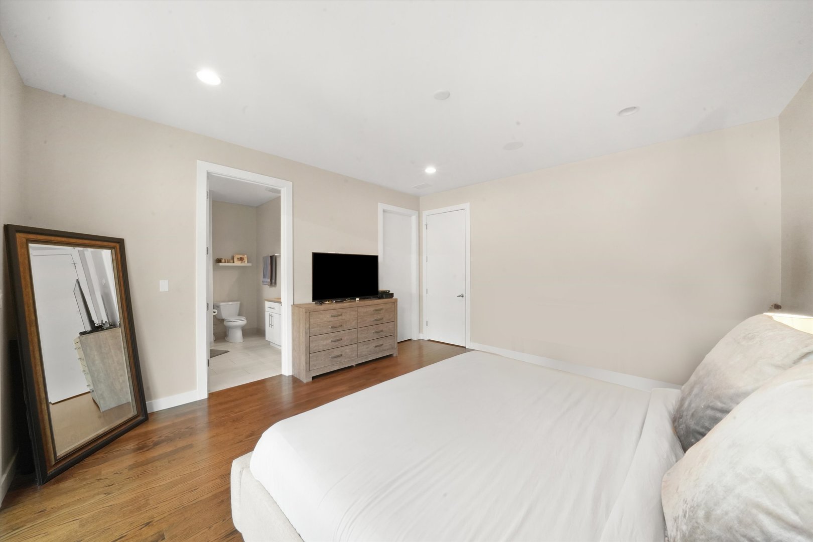 2140 W Armitage Avenue Unit: 2W