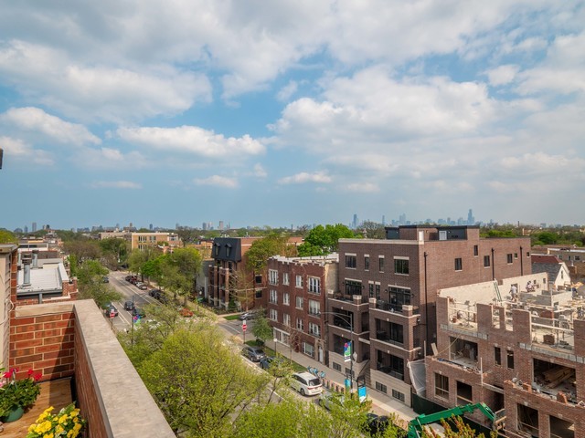 2348 W Roscoe Street Unit: 4E