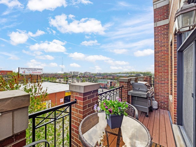 2348 W Roscoe Street Unit: 4E