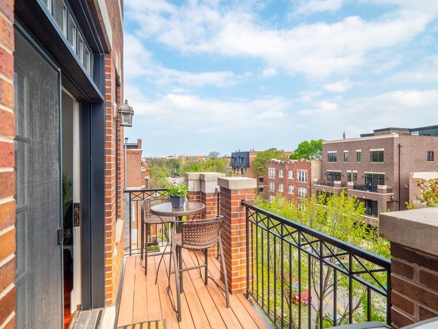 2348 W Roscoe Street Unit: 4E