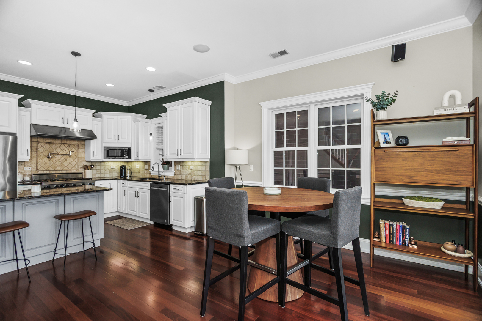 2348 W Roscoe Street Unit: 4E