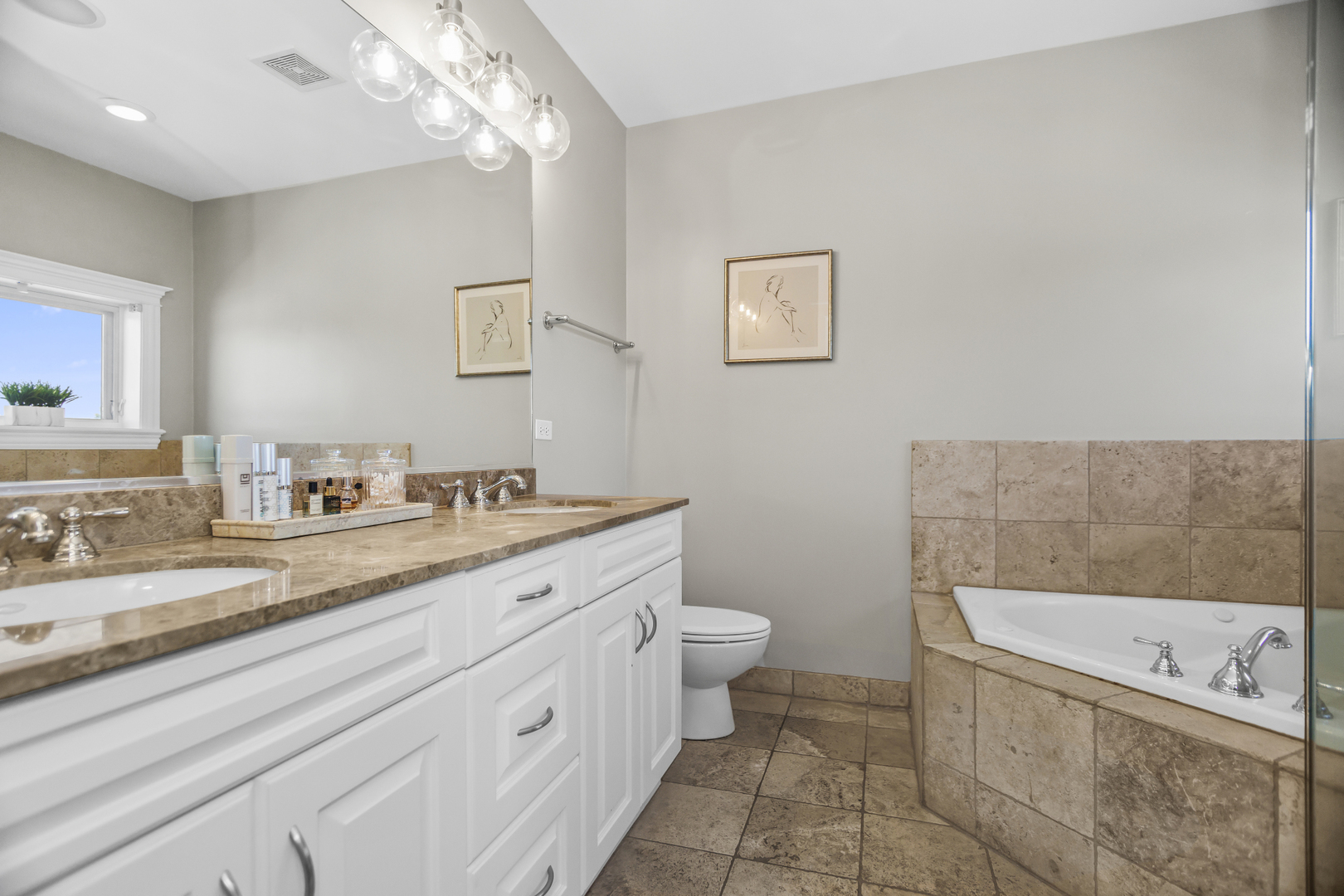 2348 W Roscoe Street Unit: 4E