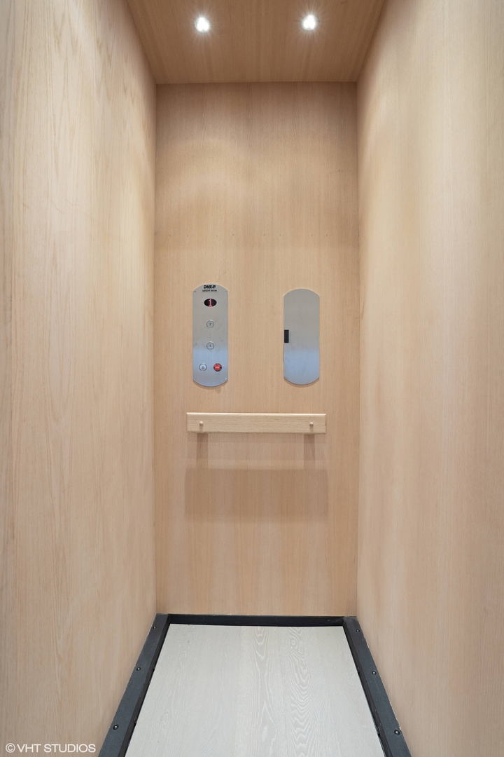 305 S Racine Avenue Unit: PHD