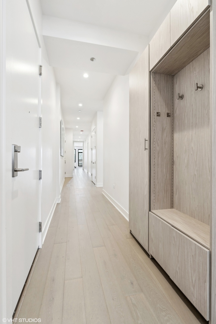 305 S Racine Avenue Unit: PHD