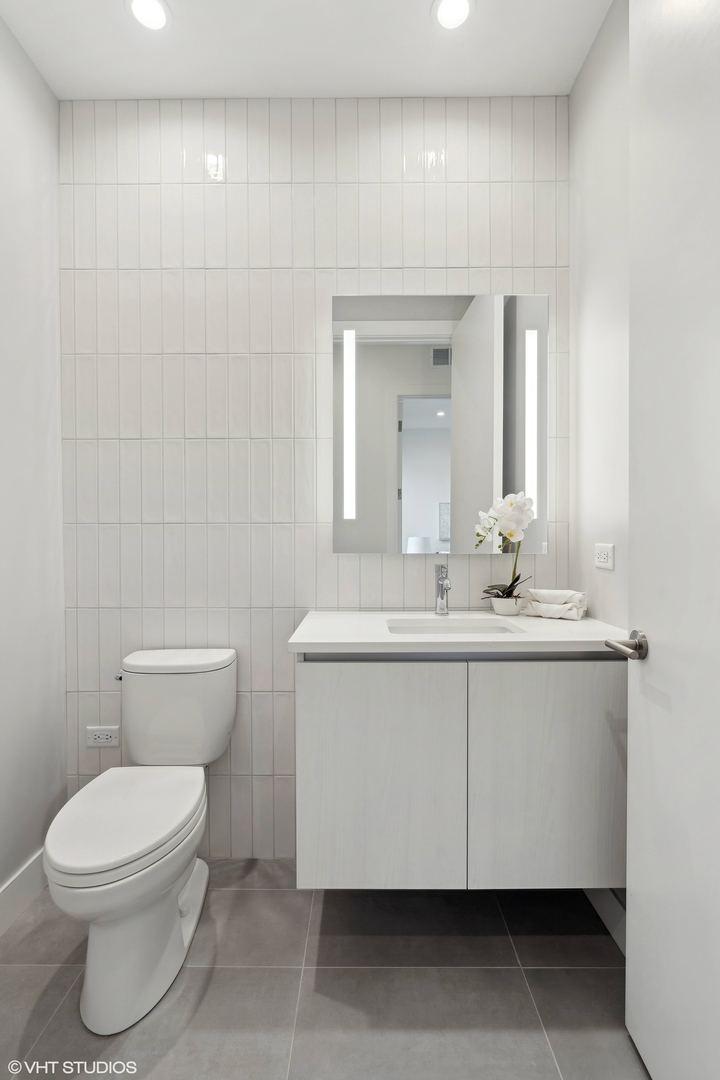 305 S Racine Avenue Unit: PHD