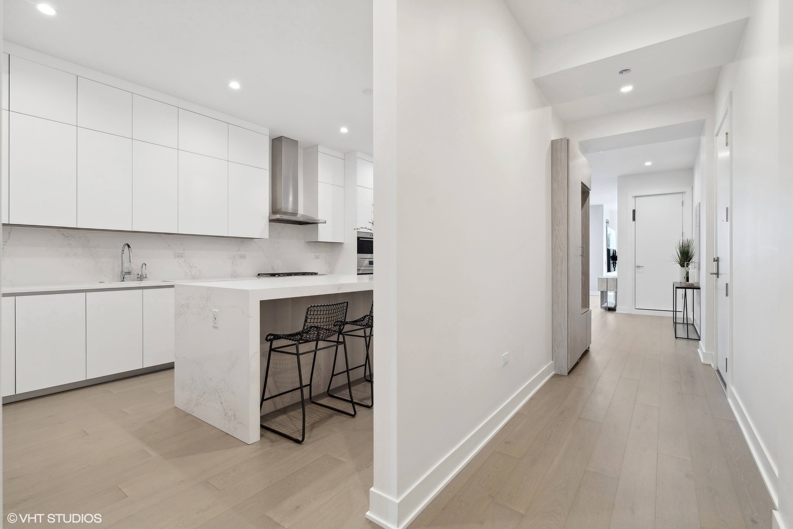 305 S Racine Avenue Unit: PHD
