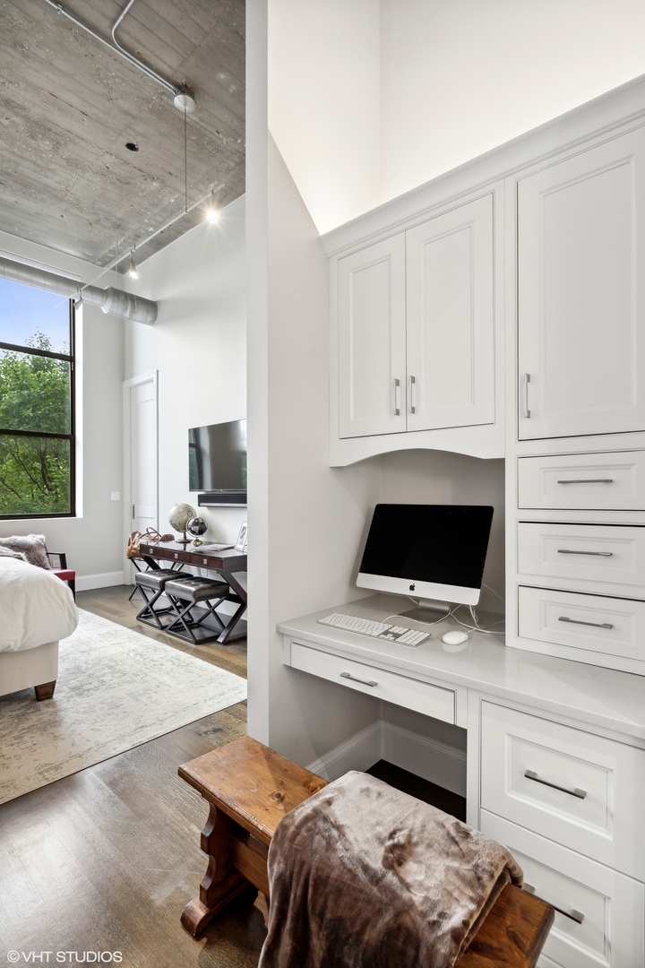 758 N Larrabee Street Unit: 221