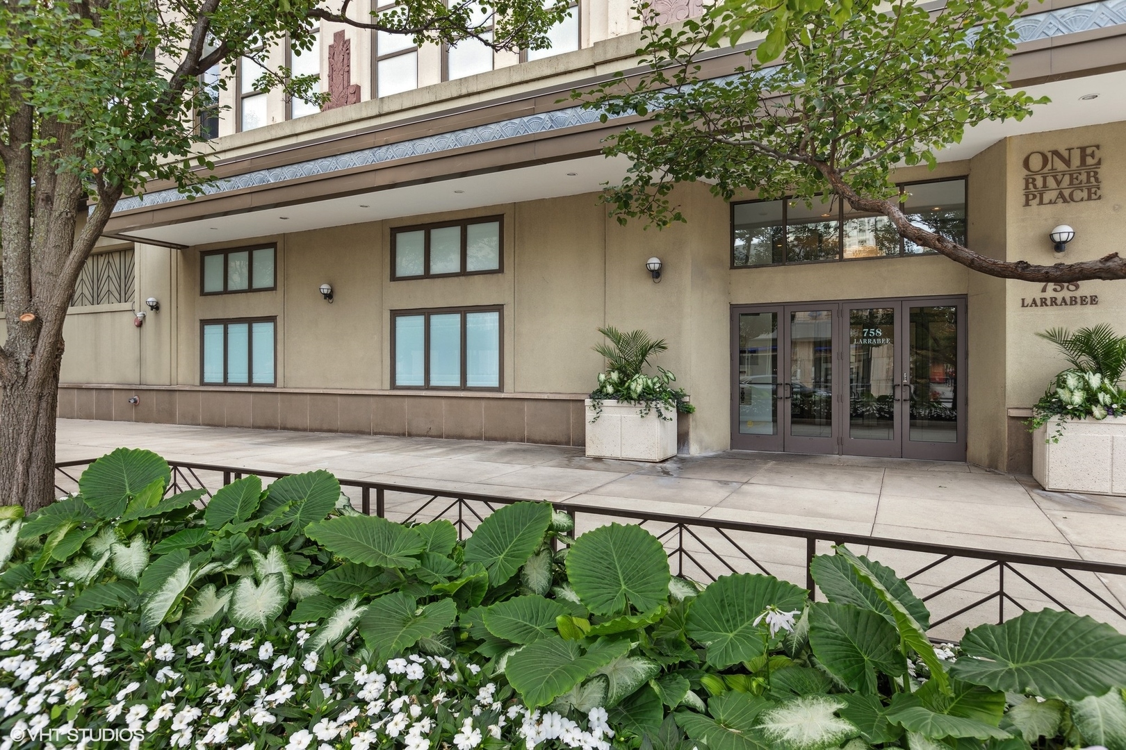 758 N Larrabee Street Unit: 221