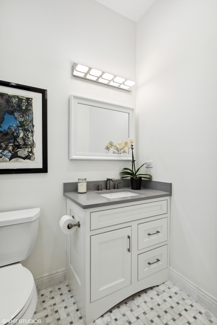 758 N Larrabee Street Unit: 221