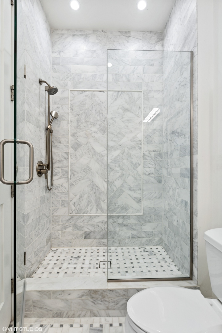 758 N Larrabee Street Unit: 221