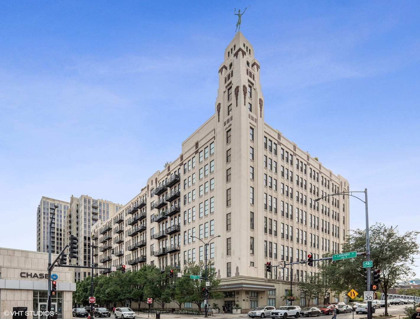 758 N Larrabee Street Unit: 221
