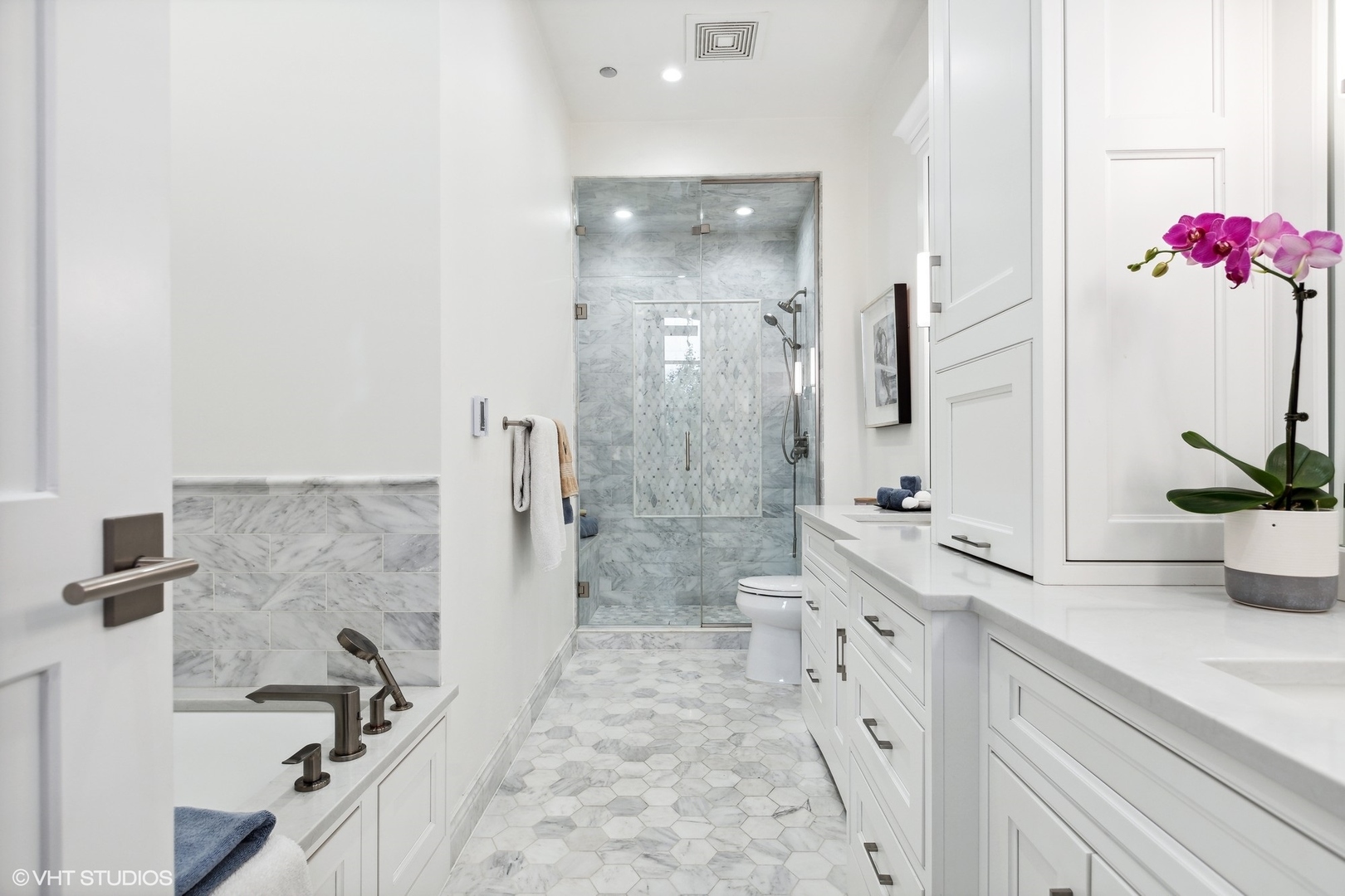 758 N Larrabee Street Unit: 221