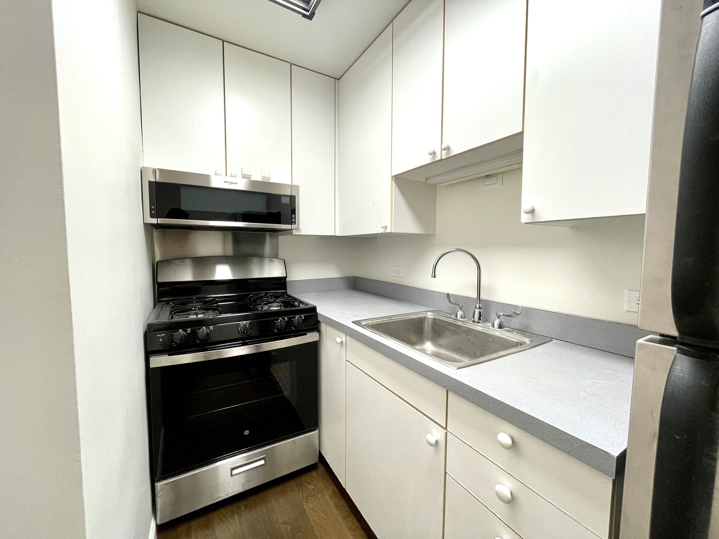 1 E Scott Street Unit: 1208