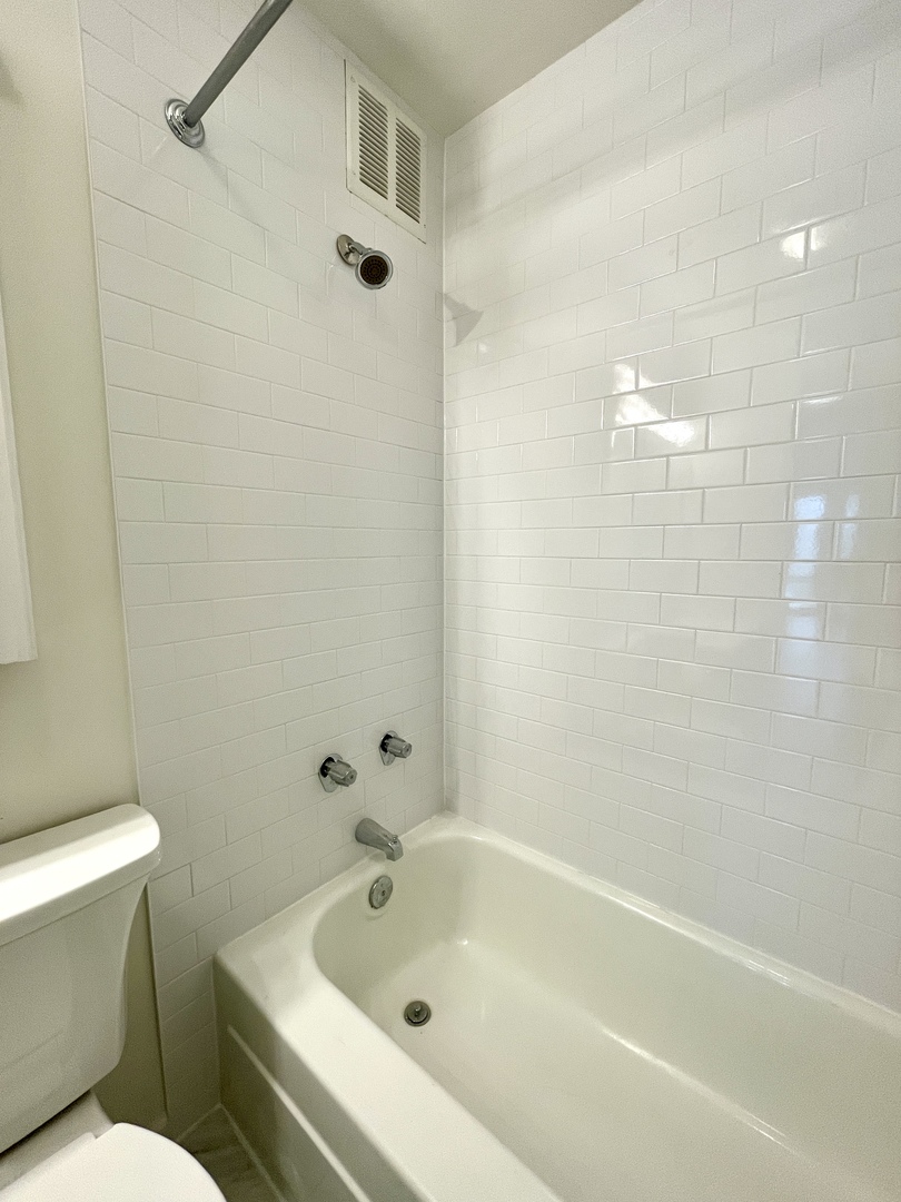 1 E Scott Street Unit: 1208