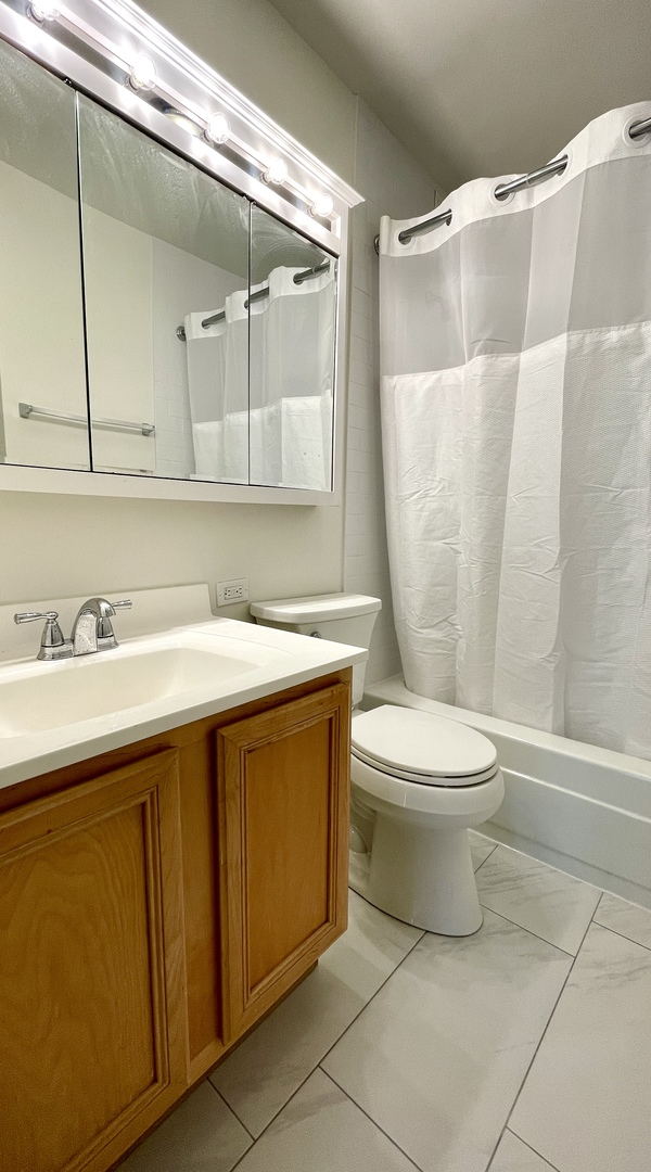 1 E Scott Street Unit: 1208