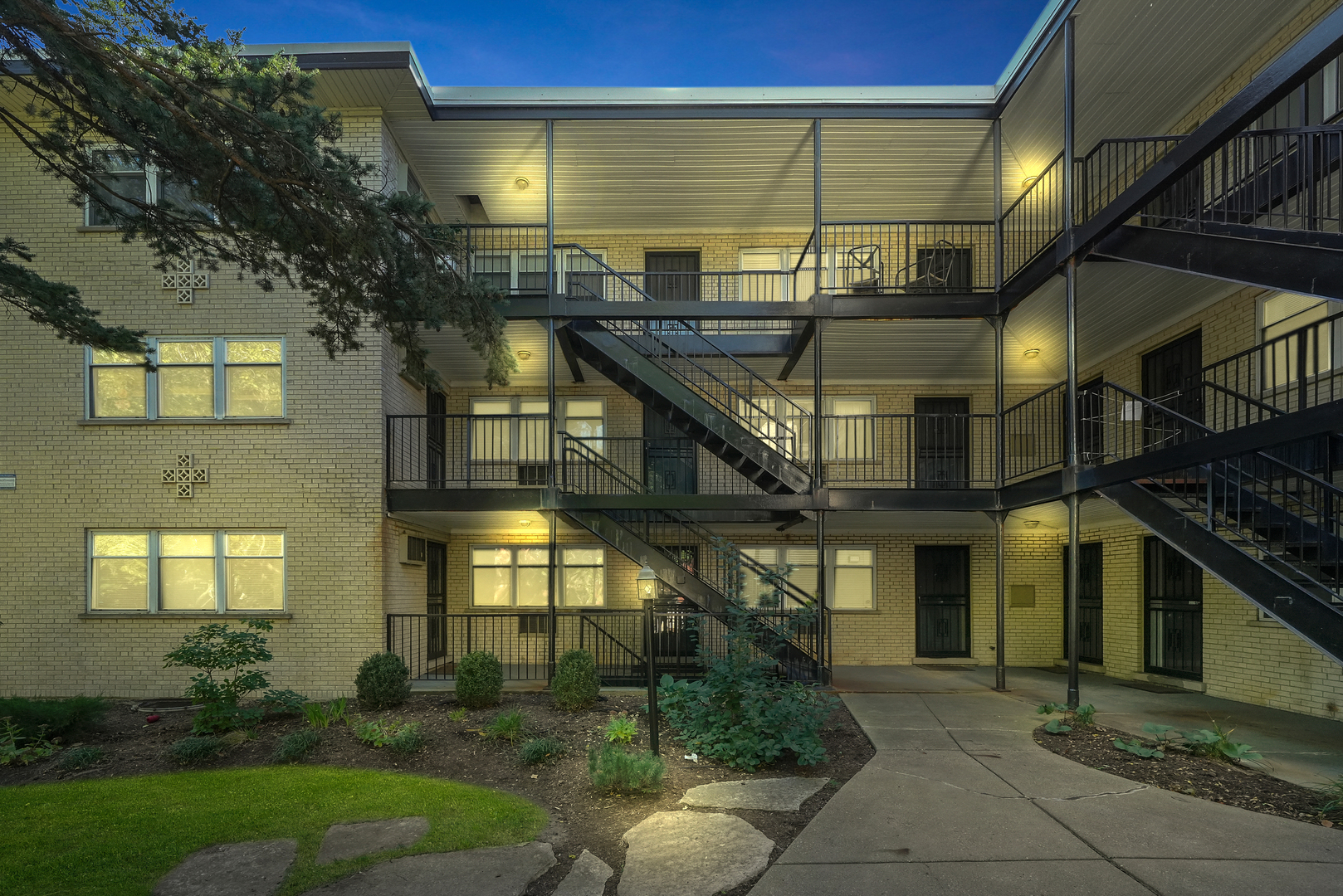 4258 N Greenview Avenue Unit: 3C