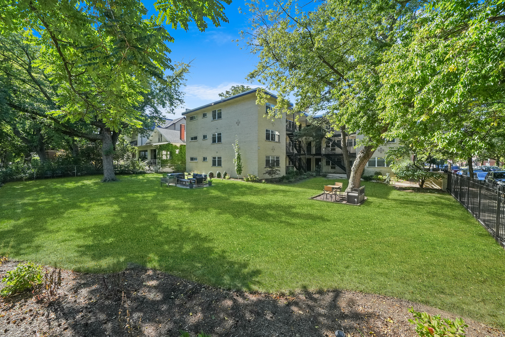 4258 N Greenview Avenue Unit: 3C
