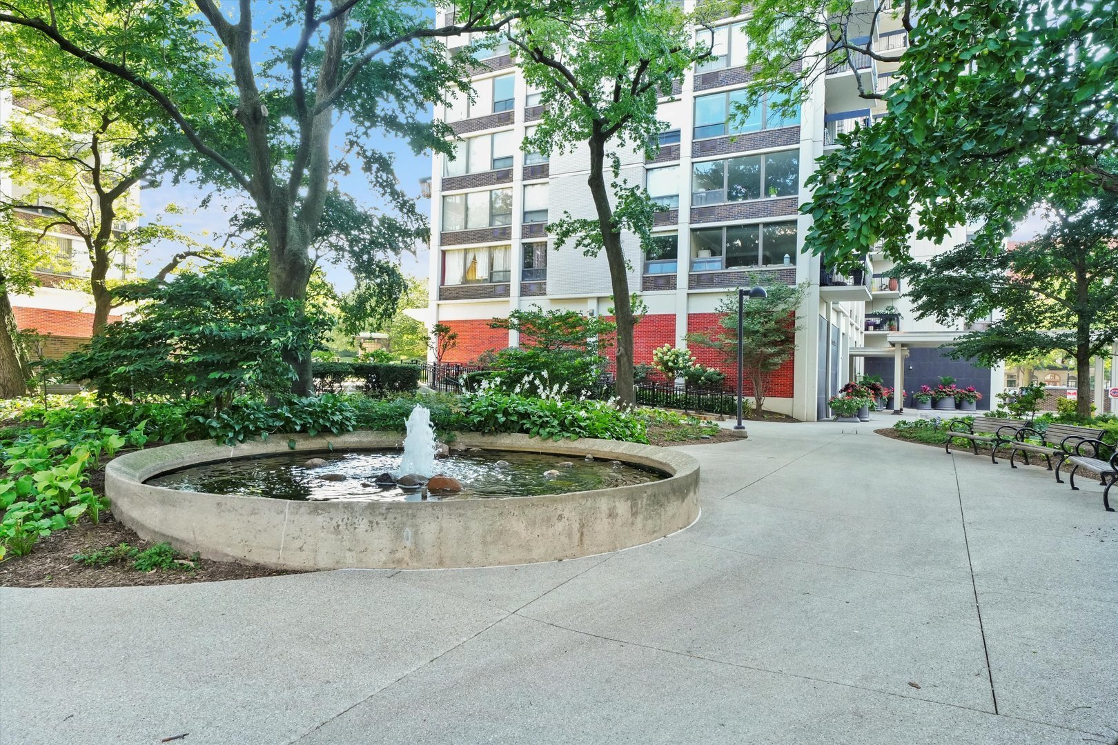 1533 N Sandburg Terrace Unit: 0